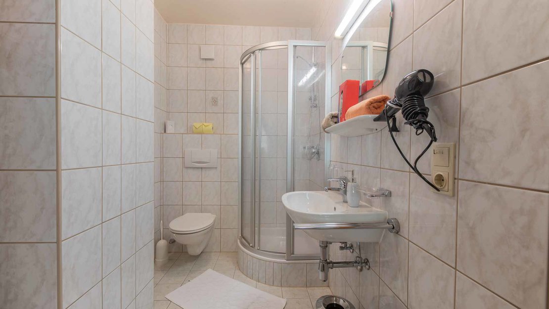 Eines der Badezimmer in einem Niggnhof Appartement